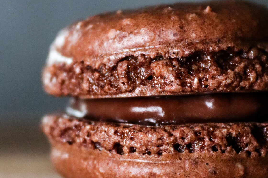 chocolate-macaron-recipe-feat-img